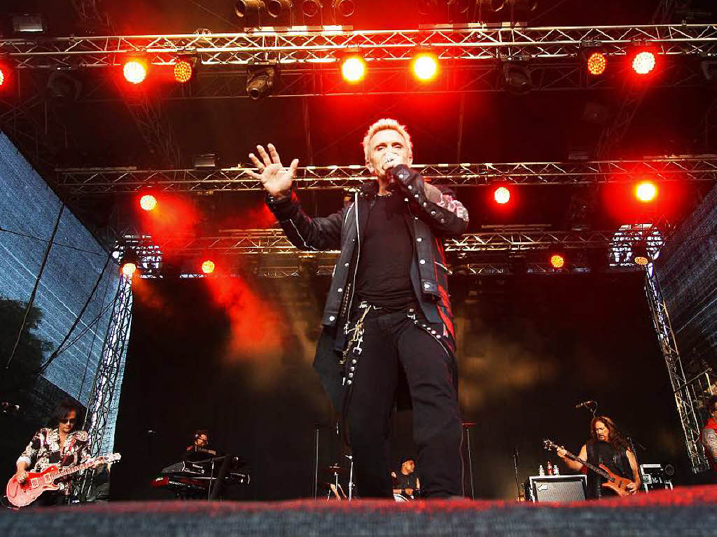 Rebel Yell auf dem Schlossplatz: Fotos vom Billy-Idol-Konzert in Emmendingen