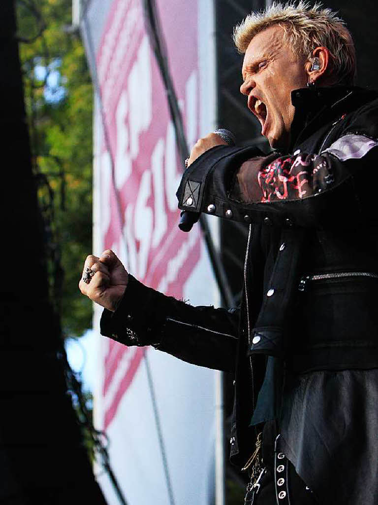 Rebel Yell auf dem Schlossplatz: Fotos vom Billy-Idol-Konzert in Emmendingen