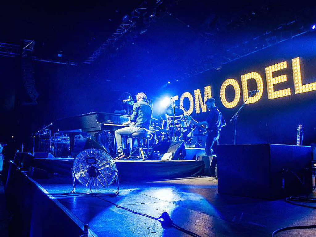 Der britische Singer-Songwriter Tom Odell spielte im Zirkuszelt des ZMF ein Konzert, das bewiesen hat, dass in ihm mehr steckt als ein Balladensnger.