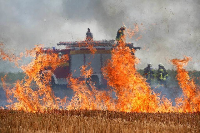 Feld brennt bei Neuried  lichterloh  | Foto: Christoph Breithaupt