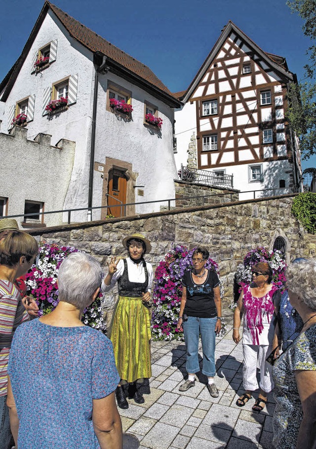 Gespannt verfolgen die Besucher die Er...einer bei einer ihrer Stadtfhrungen.   | Foto: Tourismusamt Brunlingen