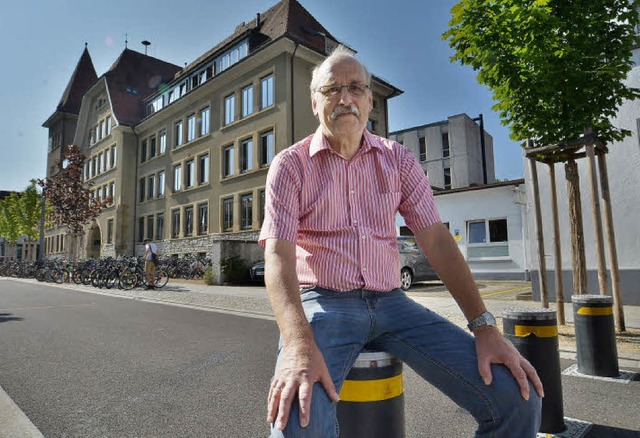 In den Scho legt Hubert Bernnat die H...m lachenden und einem weinenden Auge.   | Foto: Barbara Ruda