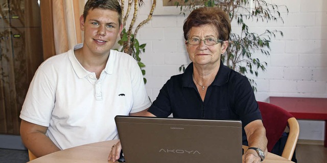 Oliver Ashauer mit Computerschlerin Anita Frank am Laptop   | Foto: Anja Bertsch