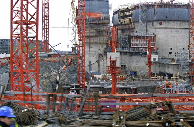 Weit ber dem Kostenrahmen und weit hi...s finnische Atomkraftwerk in Olkiluoto  | Foto: dpa