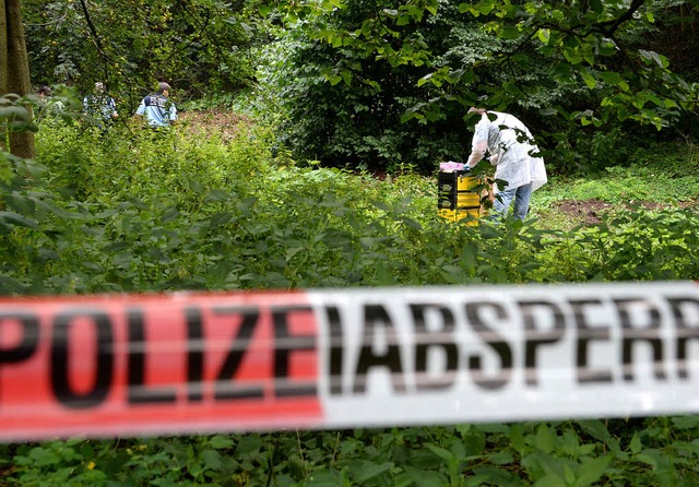 Wonach suchen? Das Archivfoto zeigt di...rensicherung am Tatort vor einem Jahr.  | Foto: dpa/janz