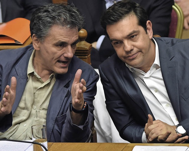 Alexis Tsipras (rechts) und Finanzminister Euklid Tsakalotos   | Foto: AFP