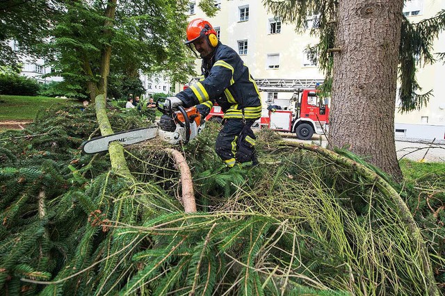 Die Feuerwehr beseitigte die Folgen des Unwetters. (Symbolbild)  | Foto: dpa