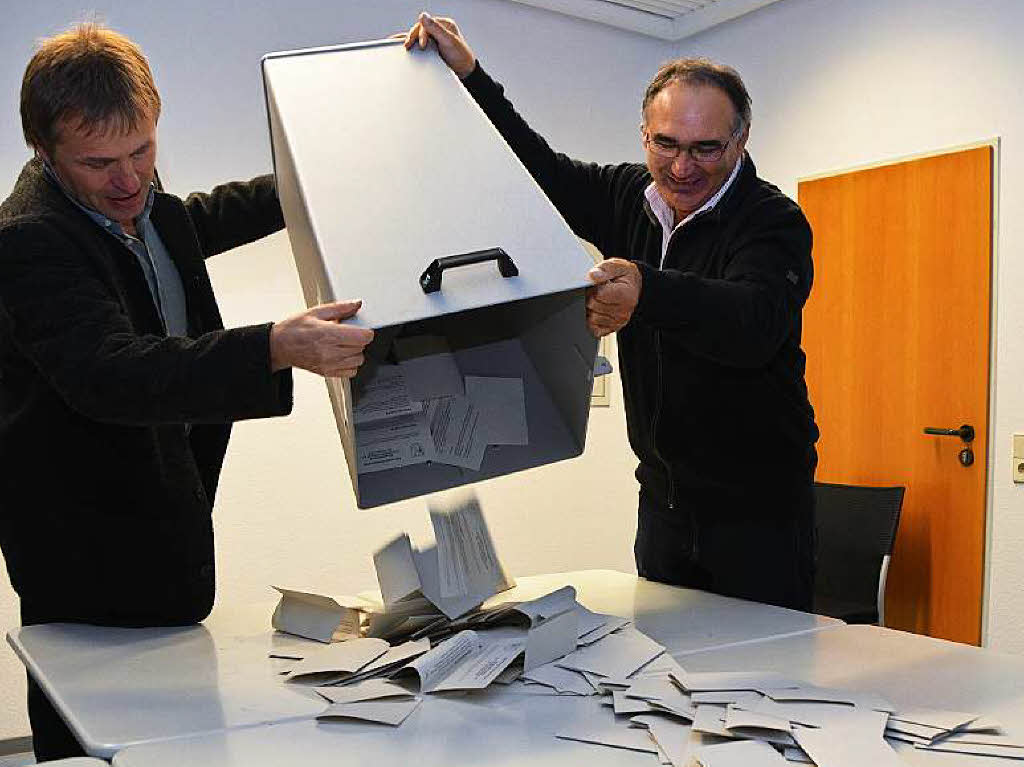 Die Brgerbefragung im  Oktober 2012 – die Stimmen werden ausgezhlt.