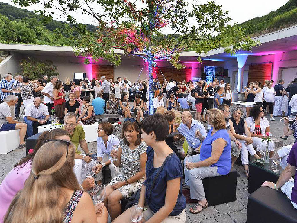 Viele Menschen genossen den Wein und das Ambiente der Wein-Fass-Bar an diesem schnen Sommertag.