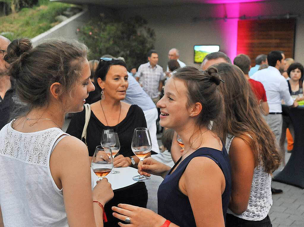 Viele Menschen genossen den Wein und das Ambiente der Wein-Fass-Bar an diesem schnen Sommertag.