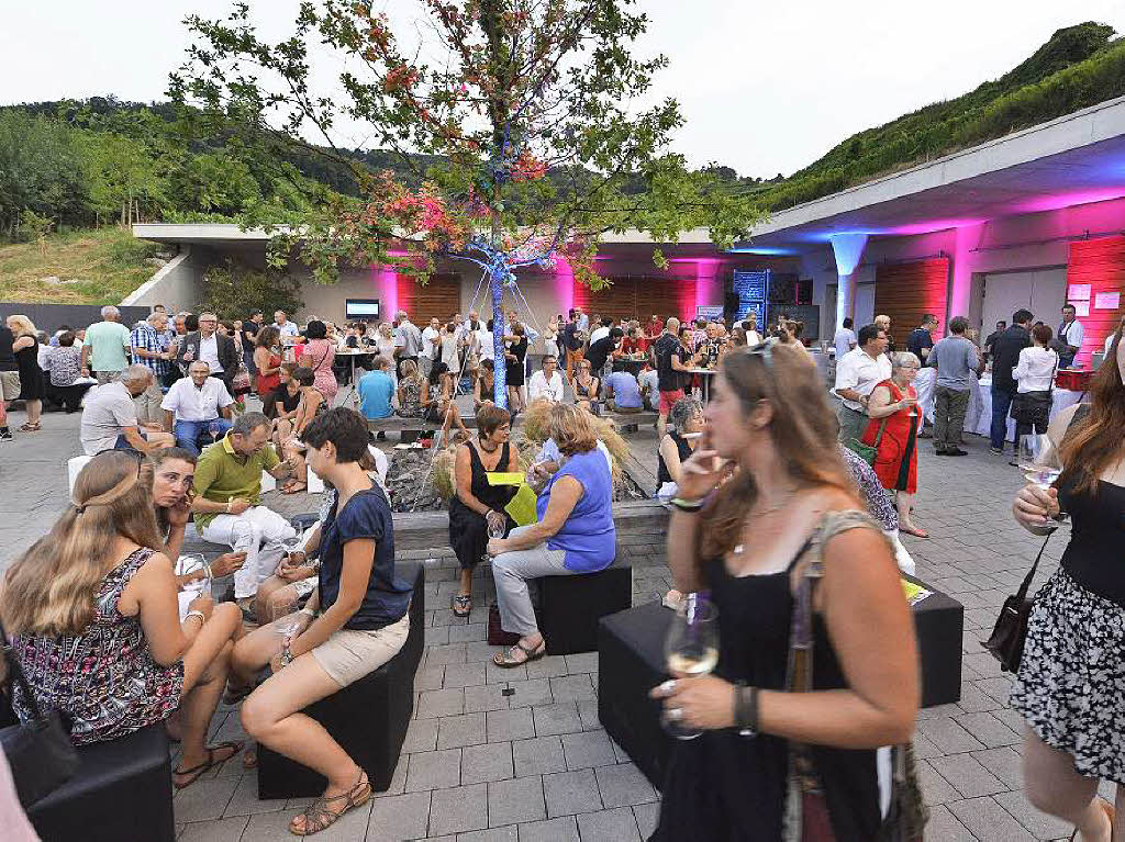 Viele Menschen genossen den Wein und das Ambiente der Wein-Fass-Bar an diesem schnen Sommertag.