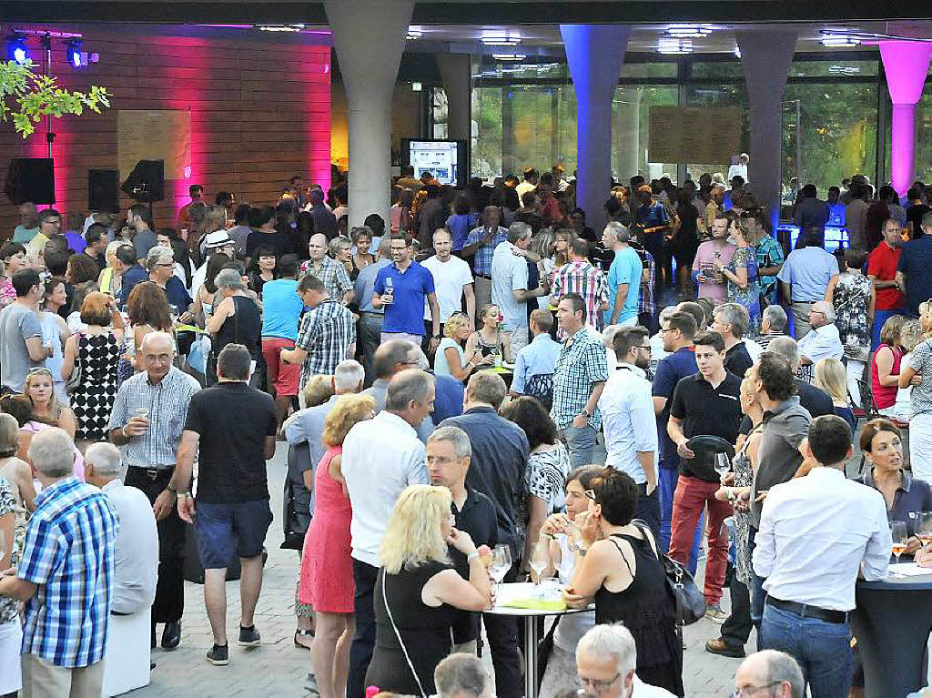 Viele Menschen genossen den Wein und das Ambiente der Wein-Fass-Bar an diesem schnen Sommertag.