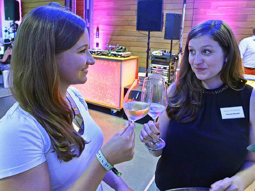 Viele Menschen genossen den Wein und das Ambiente der Wein-Fass-Bar an diesem schnen Sommertag.