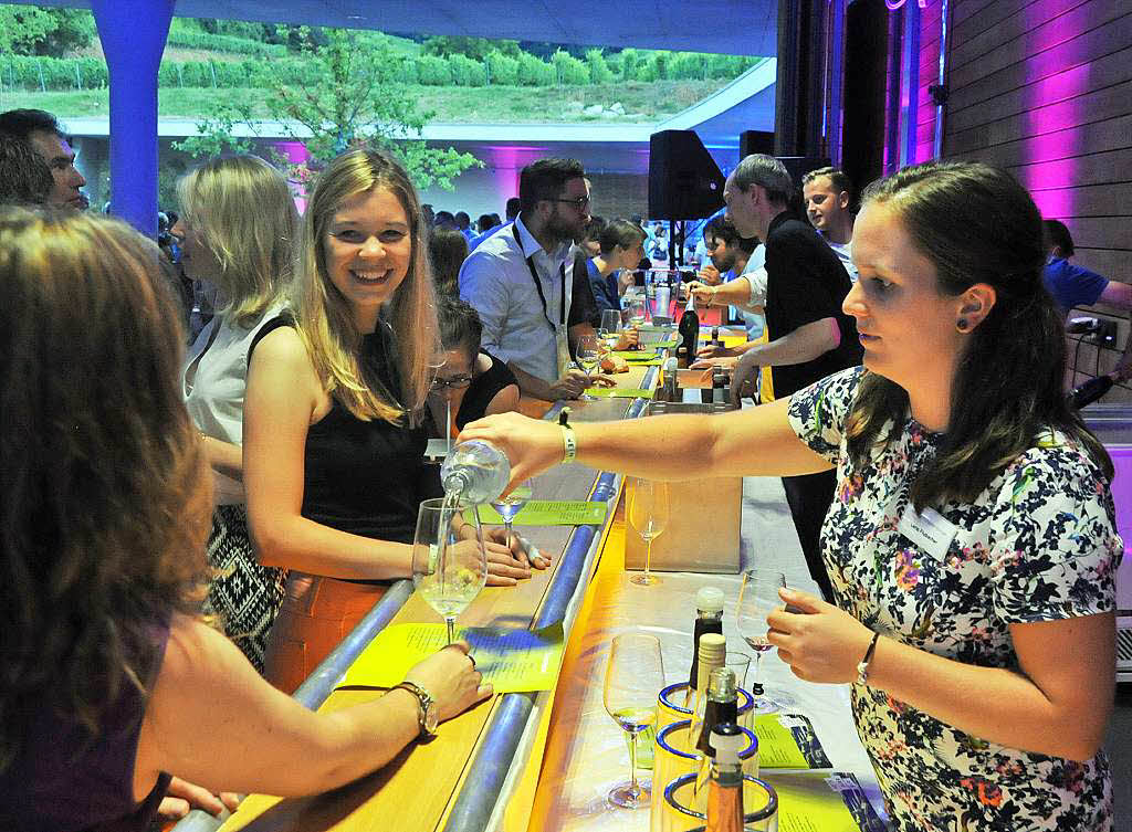 Viele Menschen genossen den Wein und das Ambiente der Wein-Fass-Bar an diesem schönen Sommertag. Viele Menschen genossen den Wein und das Ambiente der Wein-Fass-Bar an diesem schönen Sommertag.