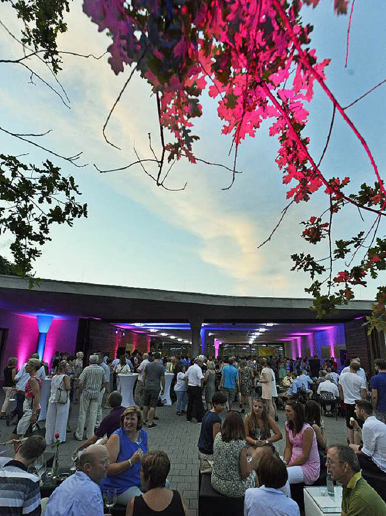 Viele Menschen genossen den Wein und das Ambiente der Wein-Fass-Bar an diesem schnen Sommertag.