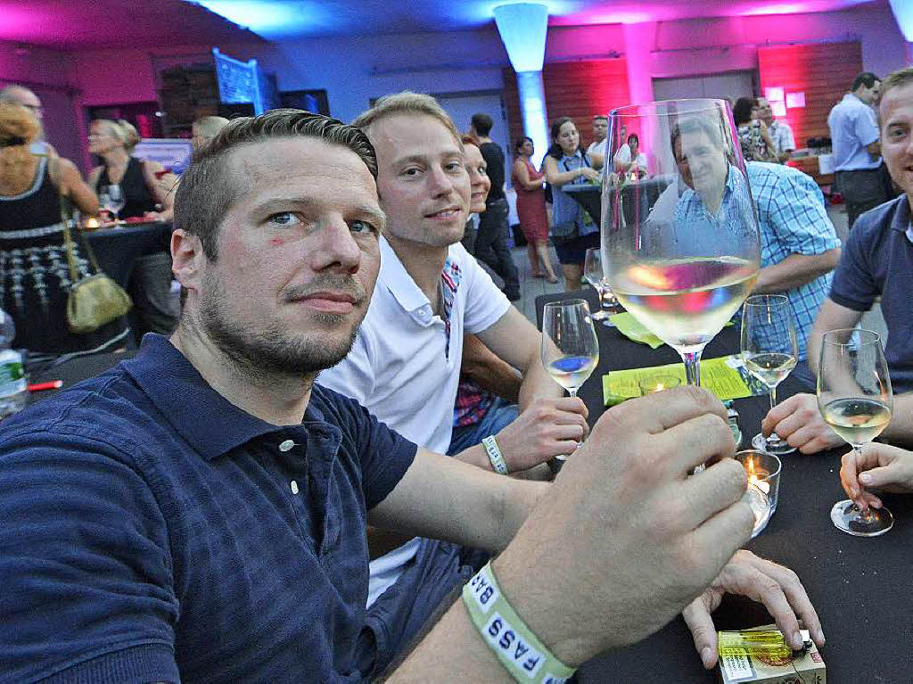 Viele Menschen genossen den Wein und das Ambiente der Wein-Fass-Bar an diesem schnen Sommertag.