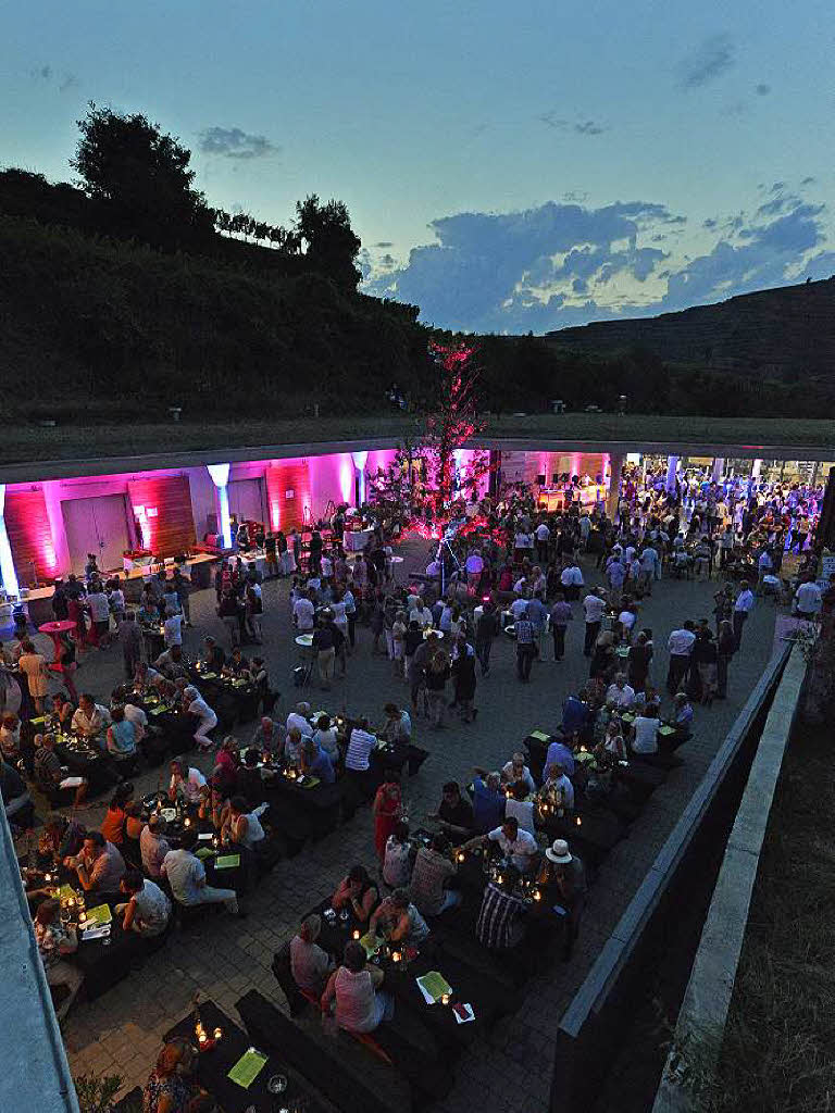 Viele Menschen genossen den Wein und das Ambiente der Wein-Fass-Bar an diesem schnen Sommertag.