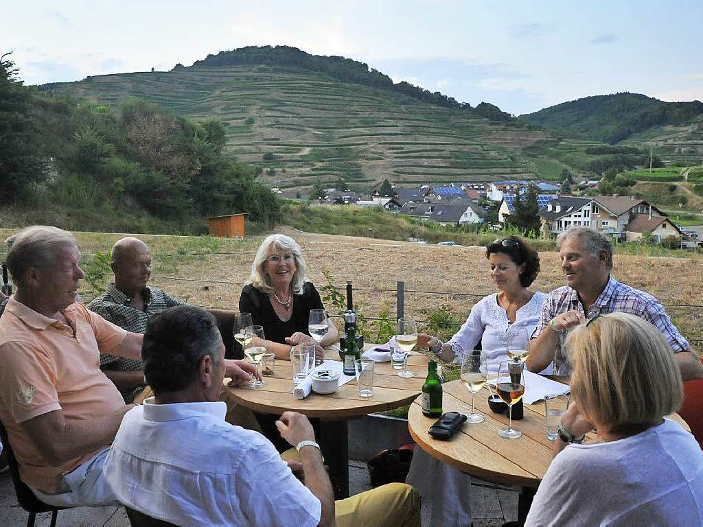 Viele Menschen genossen den Wein und das Ambiente der Wein-Fass-Bar an diesem schnen Sommertag.