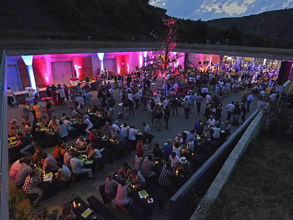 Viele Menschen genossen den Wein und das Ambiente der Wein-Fass-Bar an diesem schnen Sommertag.