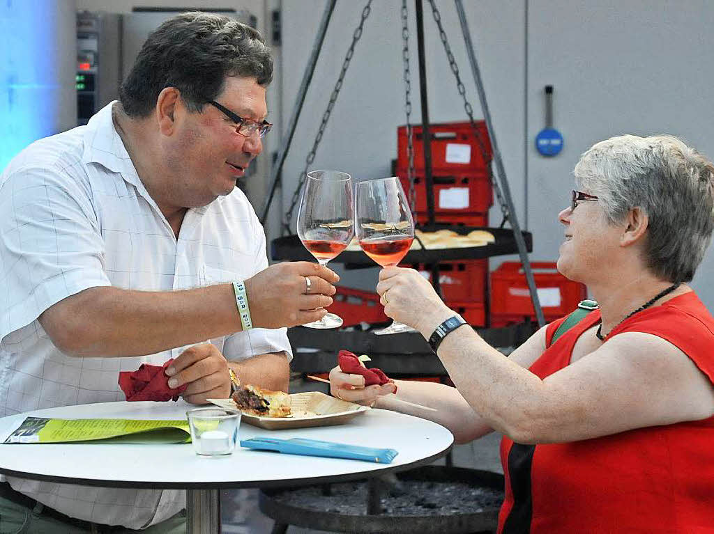 Viele Menschen genossen den Wein und das Ambiente der Wein-Fass-Bar an diesem schnen Sommertag.