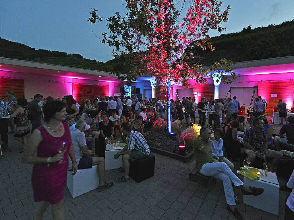 Viele Menschen genossen den Wein und das Ambiente der Wein-Fass-Bar an diesem schnen Sommertag.