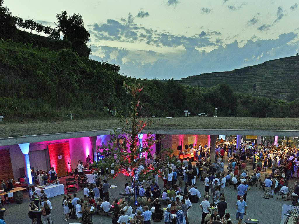 Viele Menschen genossen den Wein und das Ambiente der Wein-Fass-Bar an diesem schnen Sommertag.