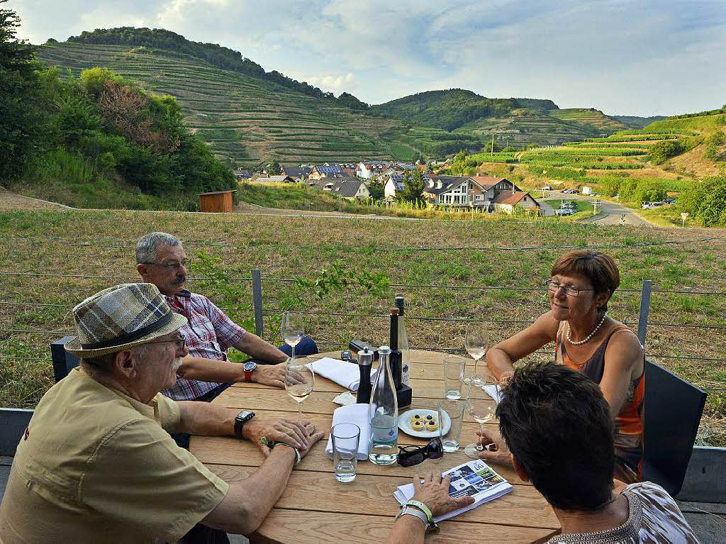 Viele Menschen genossen den Wein und das Ambiente der Wein-Fass-Bar an diesem schnen Sommertag.