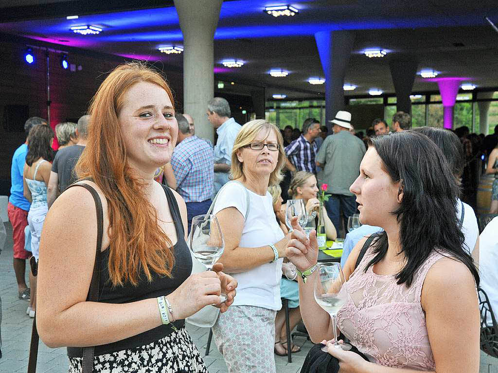 Viele Menschen genossen den Wein und das Ambiente der Wein-Fass-Bar an diesem schnen Sommertag.