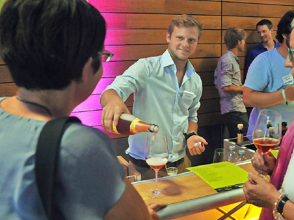 Viele Menschen genossen den Wein und das Ambiente der Wein-Fass-Bar an diesem schnen Sommertag.