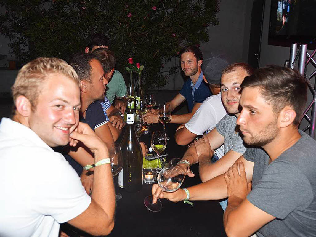 Viele Menschen genossen den Wein und das Ambiente der Wein-Fass-Bar an diesem schnen Sommertag.