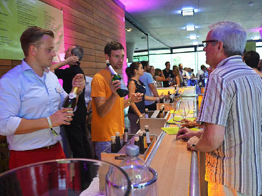 Viele Menschen genossen den Wein und das Ambiente der Wein-Fass-Bar an diesem schnen Sommertag.