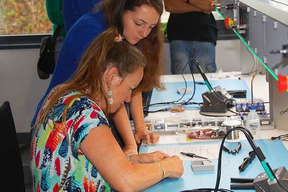 Auf großes Interesse bei Jugendlichen und Eltern stieß der abwechslungsreiche Berufsinformationstag bei Endress+Hauser in Maulburg. Ausbilder und Auszubildende boten eine Vielfalt an Informationen und Aktionen. (Foto: Edgar Steinfelder) Auf großes Interesse bei Jugendlichen und Eltern stieß der abwechslungsreiche Berufsinformationstag bei Endress+Hauser in Maulburg. Ausbilder und Auszubildende boten eine Vielfalt an Informationen und Aktionen. (Foto: Edgar Steinfelder)