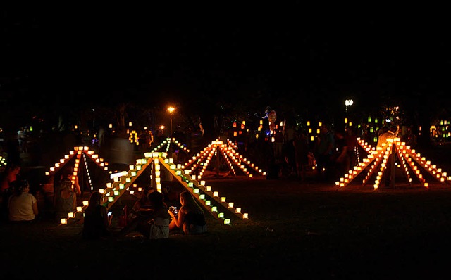 Tausende Lampions, Laternen und Teelic...Kurpark in ein funkelndes Lichtermeer.  | Foto: Hans Jrgen Kugler