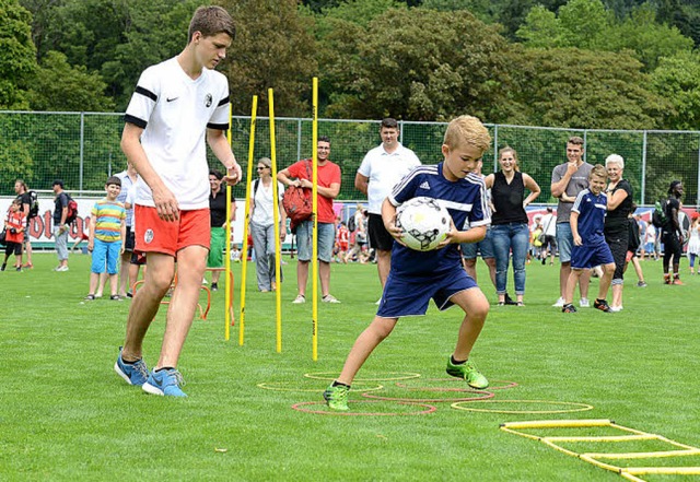 &#8222;Koordination  la Hfler&#8220;...Spa beim Familientag des SC Freiburg.  | Foto: Rita Eggstein