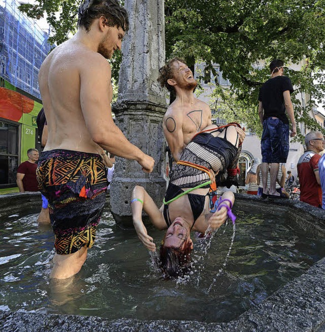 Beim &#8222;Christopher Street Day&#82...e sondern auch im Oberlinden-Brunnen.   | Foto: Rita Eggstein