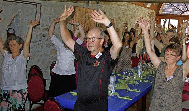 Von wegen nur sitzen bei der Zusammenk... wie Bewegung die gute Lauune frdert.  | Foto: Rolf Reimann