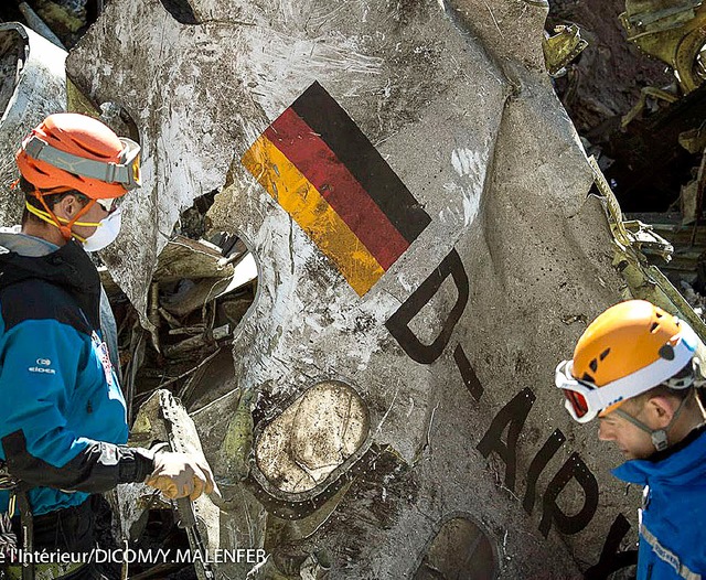 Rettungsarbeiter an der Absturzstelle ...ine A 320 in den franzsischen Alpen.   | Foto: dpa