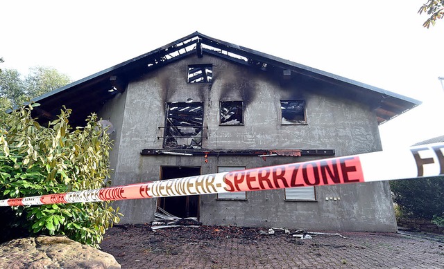 Ein Brand zerstrte ein ehemaliges Ver... Flchtlingsunterkunft dienen sollte.   | Foto: dpa