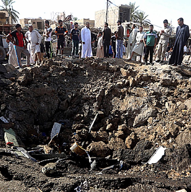 Einen Krater hinterlie die Explosion in Chan Bani Saad.   | Foto: dpa