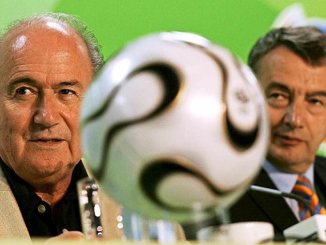 Kopf-Ball: Noch-Fifa-Chef Joseph Blatt... und DFB-Prsident Wolfgang Niersbach   | Foto: dpa