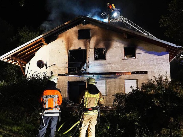 Ein Brand zerstrte ein ehemaliges Ver...s Flchtlingsunterkunft dienen sollte.  | Foto: dpa