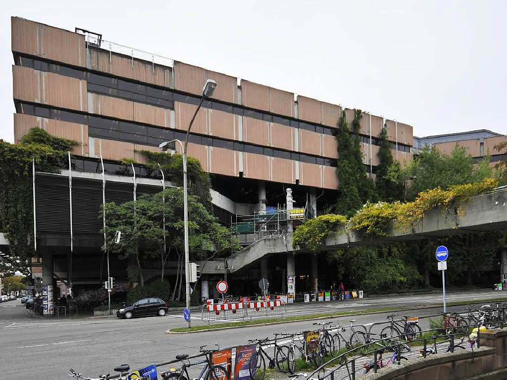 Die alte Universittsbibliothek, 1972 bis 1978 erbaut, vor dem Abriss