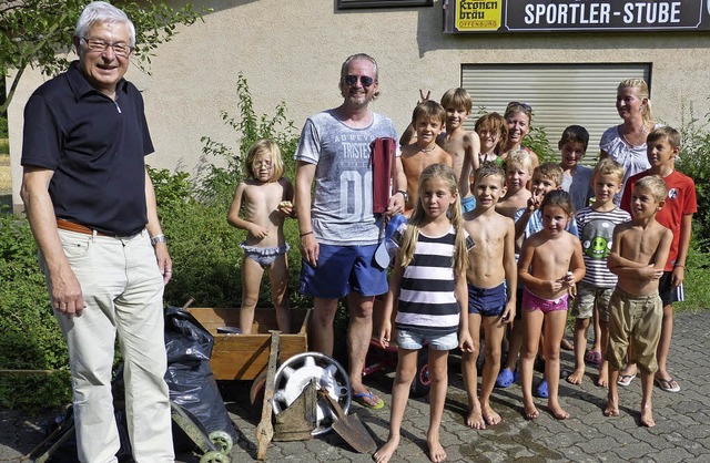 Die Kinder des SV Heimbach freuten sic...es von Ortsvorsteher Herbert Luckmann.  | Foto: Aribert Rssel