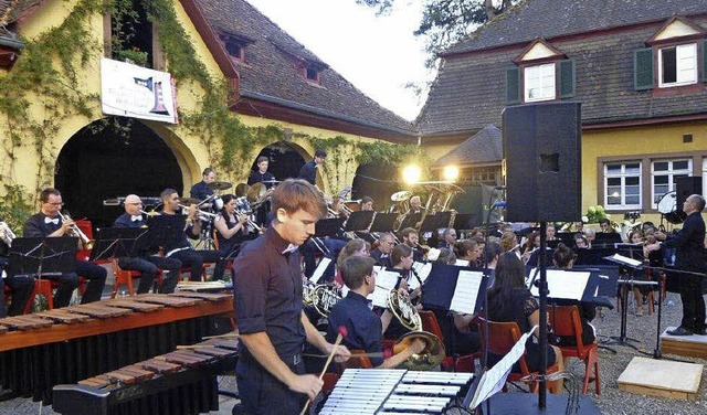 Die Trachtenkapelle und die Gruppe Non...of in Bollschweil mit Jazz und Swing.   | Foto: Anne Freyer