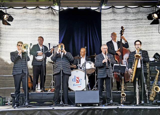 DieDutch Swing College Band (links) ga...aus Denzlingen und Umgebung anlockte.   | Foto: Detlef Bohe