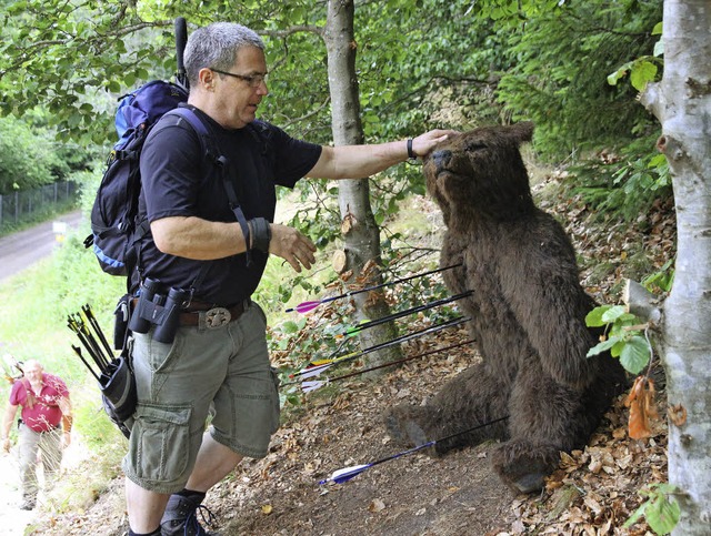 Getroffen, nur wie gut? Nach dem Schuss werden die Ergebnisse notiert.  | Foto: akh