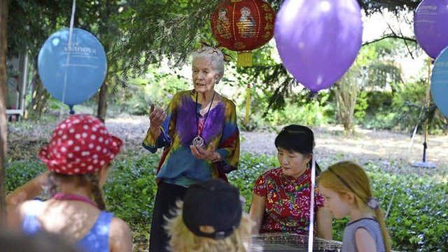 Beim Fest im Garten des ehemaligen Fra... auch chinesische Mrchen vorgetragen.  | Foto: Rita Eggstein