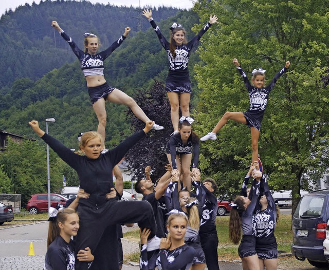 Die schwindelfreien Zeller Cheerleader...tag beim Familienpicknick  in Aktion.   | Foto: Verena Wehrle