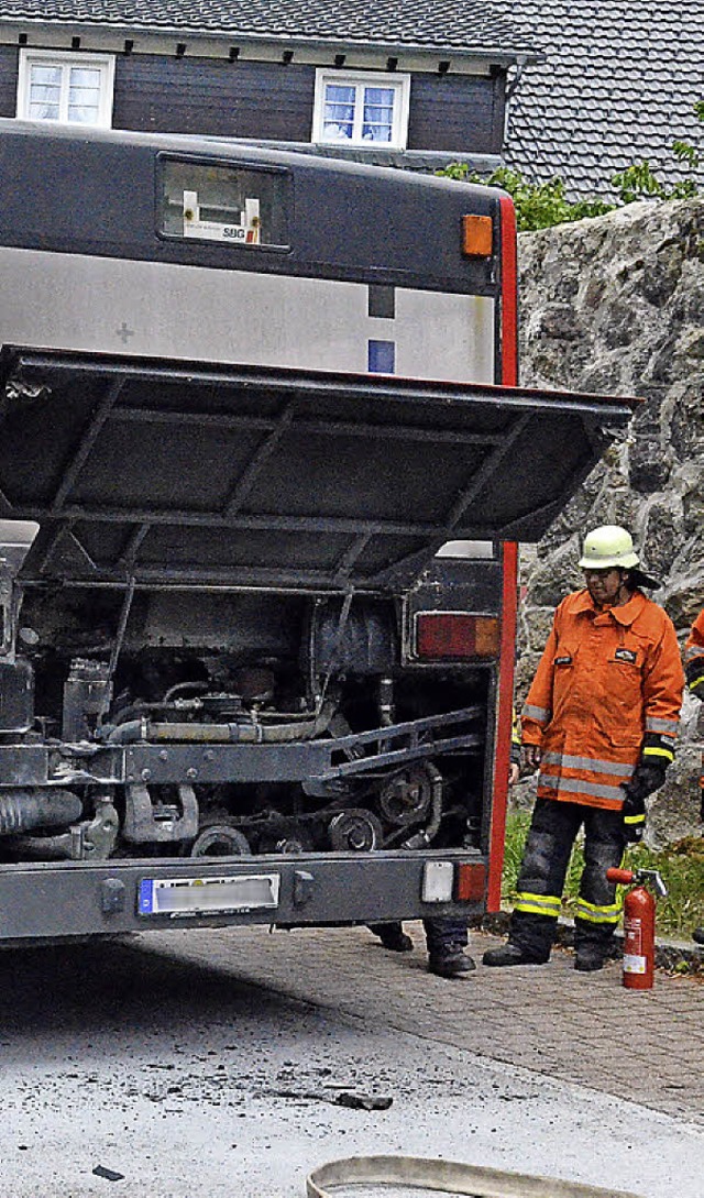 Feuer im Motorraum: Mitten im Menzensc...whrend der Fahrt das Feuer entdeckt.   | Foto: Barthmes