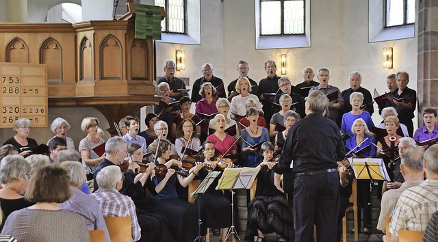 Chor und Orchester unter Leitung von Dieter Zeh   | Foto: Sarah Nltner